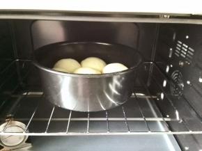 模具放入烤箱中，将功能旋钮转到发酵，时间设定50分钟，朝烤箱四壁及面团表面喷少许清水，关上烤箱门发酵