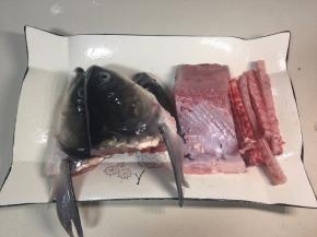 草鱼去鳞去腮，鱼头鱼骨鱼肉分开。