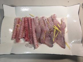 鱼肉切成大片，鱼骨也另外砍成小段，放啤酒，盐，生粉腌制待用。