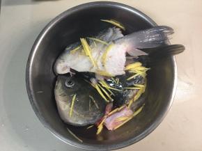 鱼头对半切开，用啤酒，盐，鸡粉，胡椒粉腌制待用。