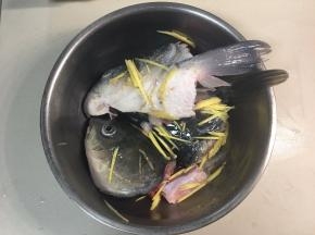 鱼头对半切开，用啤酒，盐，鸡粉，胡椒粉腌制待用。