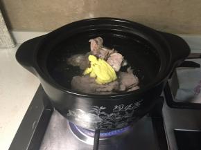 猪骨焯水后加入到砂锅里，放水，姜块，葱结，料酒。