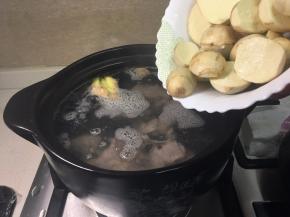 倒入洗净切成片的茨菇，（茨菇是非常耐煮的）大火烧开转小火熬制1小时，即成白汤底。