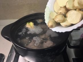 倒入洗净切成片的茨菇，（茨菇是非常耐煮的）大火烧开转小火熬制1小时，即成白汤底。