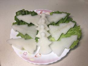 白萝卜去皮，切成片。