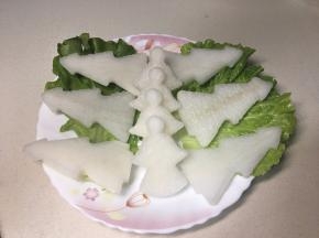 白萝卜去皮，切成片。