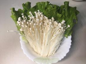 生菜金针茹洗净，控干水份。