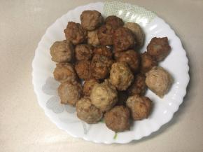 肉丸炸好备用。