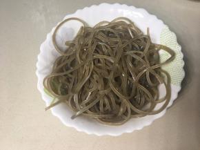 红薯粉提用冷水泡发。