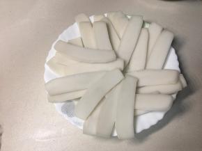 粉利切成片，摆盘。