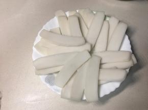 粉利切成片，摆盘。