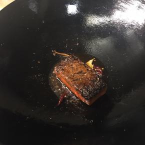 麻辣火锅料用油炸香。