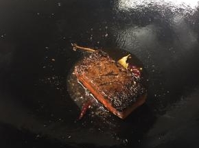 麻辣火锅料用油炸香。