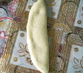 旁边对折，是长的那个方向