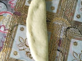 旁边对折，是长的那个方向