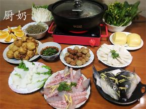 所有火锅菜全部摆上桌，可以依次的加入红白汤底火锅煮熟，鲜辣随你喜欢。