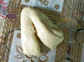 中间剪一刀，不要剪断