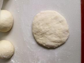 15分钟后，取一个小面团，用手压扁