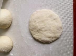 15分钟后，取一个小面团，用手压扁