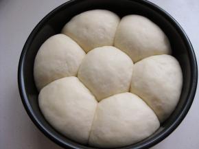 50分钟后，取出模具，面团已发至二倍大，用手轻按面团，侧面有压痕不回弹，说明发酵到位；烤箱预热至180度，预热时间大约需要十分钟左右；面团表面刷蛋液