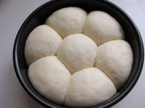 50分钟后，取出模具，面团已发至二倍大，用手轻按面团，侧面有压痕不回弹，说明发酵到位；烤箱预热至180度，预热时间大约需要十分钟左右；面团表面刷蛋液