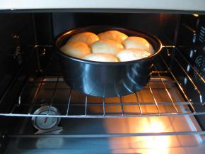 放入预热好的烤箱中，功能旋钮转到土司模式，上下管均设定180度，时间设定二十分钟