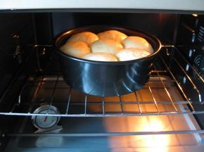 放入预热好的烤箱中，功能旋钮转到土司模式，上下管均设定180度，时间设定二十分钟