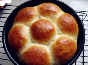 时间到，取出面包，颜色很漂亮，上色很均匀，轻轻一磕，面包就出来了；是不是颜色很均匀哦