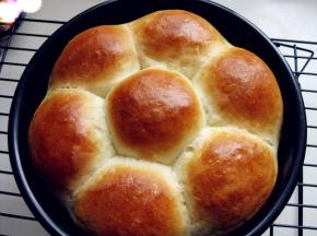 时间到，取出面包，颜色很漂亮，上色很均匀，轻轻一磕，面包就出来了；是不是颜色很均匀哦