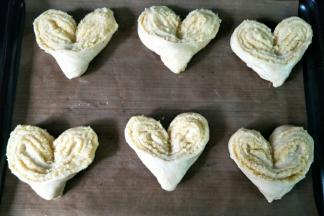 全部做好，隔开距离摆放烤盘