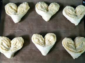 全部做好，隔开距离摆放烤盘