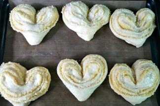 发酵两倍大，刷上一层蛋液，入预热好的烤箱180度烤18分钟