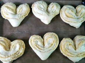 发酵两倍大，刷上一层蛋液，入预热好的烤箱180度烤18分钟