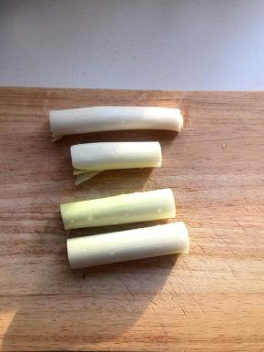 取葱白洗净切段