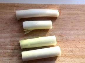取葱白洗净切段