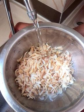 虾皮用纯净水冲洗一下，主要去掉浮灰，大部分的虾皮都咸，冲洗一下可去掉部分盐分