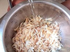 虾皮用纯净水冲洗一下，主要去掉浮灰，大部分的虾皮都咸，冲洗一下可去掉部分盐分