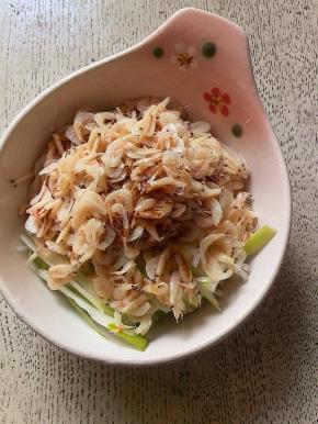 材料装入小碗里，放一点酱油，吃时拌匀即可