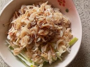 材料装入小碗里，放一点酱油，吃时拌匀即可