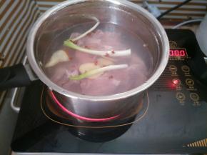 羊排冷水入锅，加几片姜片、葱段和花椒