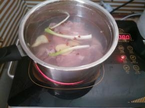 羊排冷水入锅，加几片姜片、葱段和花椒