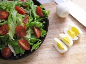 鸡蛋煮熟后，去皮，一切四瓣