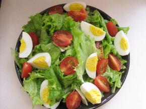 切开的鸡蛋摆放在生菜上