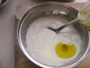 放入一汤匙的橄榄油，搅拌均匀