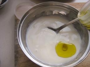 放入一汤匙的橄榄油，搅拌均匀