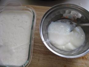 取自制微甜的酸奶200毫升（微甜指糖占牛奶的4%）