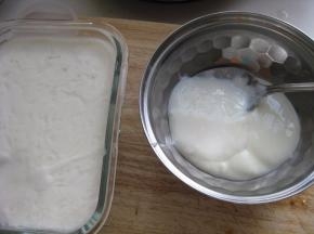 取自制微甜的酸奶200毫升（微甜指糖占牛奶的4%）