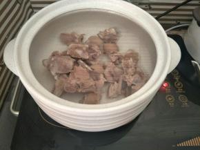 把焯过水的羊排放入砂锅，加入适量水