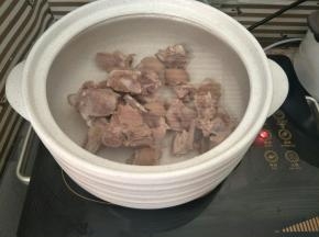 把焯过水的羊排放入砂锅，加入适量水