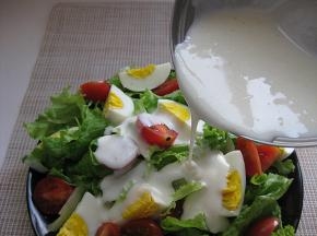 搅匀的酸奶倒在生菜上